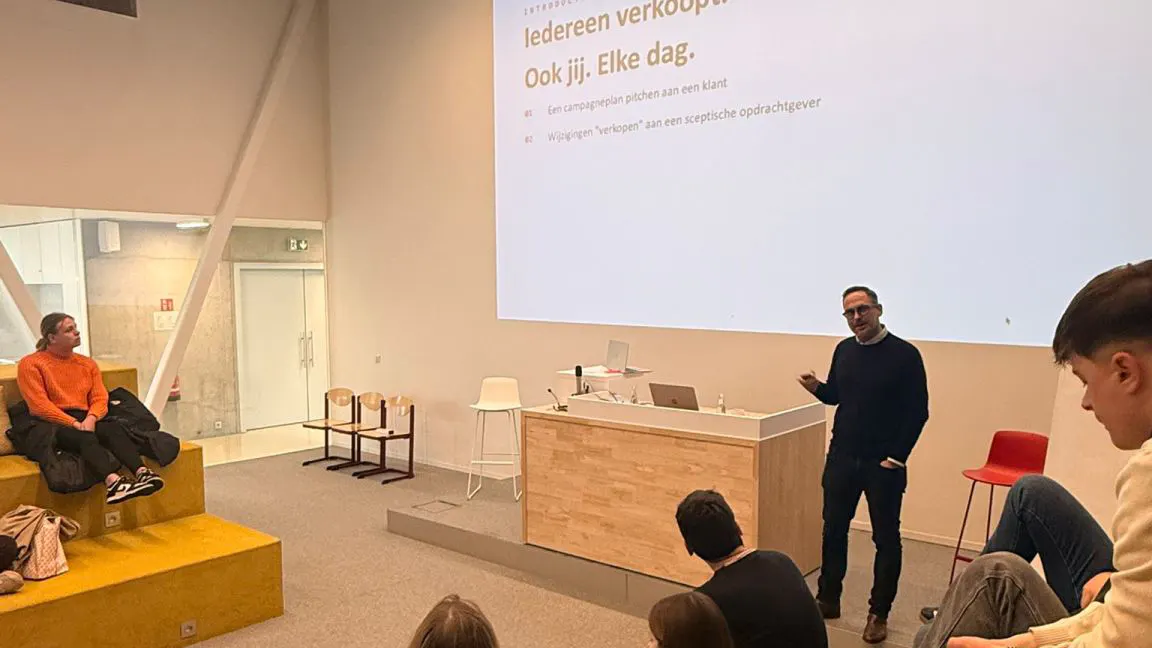 Simon geeft gastcollege sales — 'Iedereen verkoopt. Ook jij. Elke dag.'